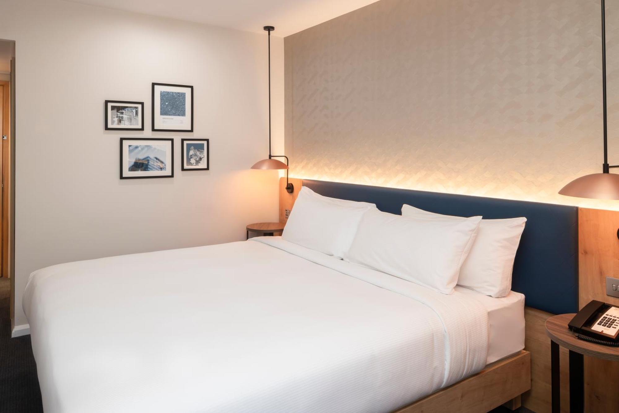 Zimmer mit Kingsize-Bett und Flussblick