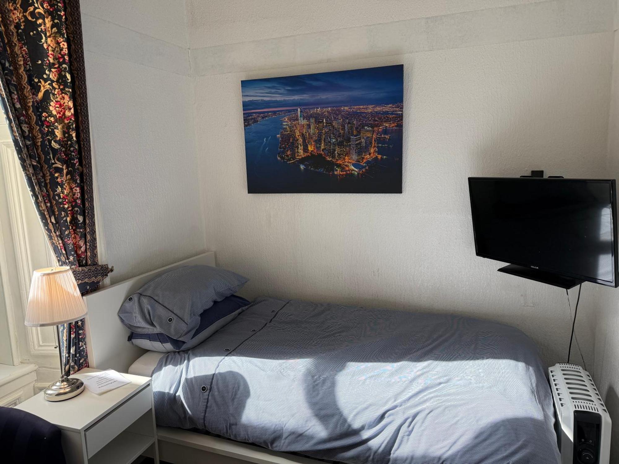 Tweepersoonskamer met 2 Aparte Bedden en Eigen Badkamer