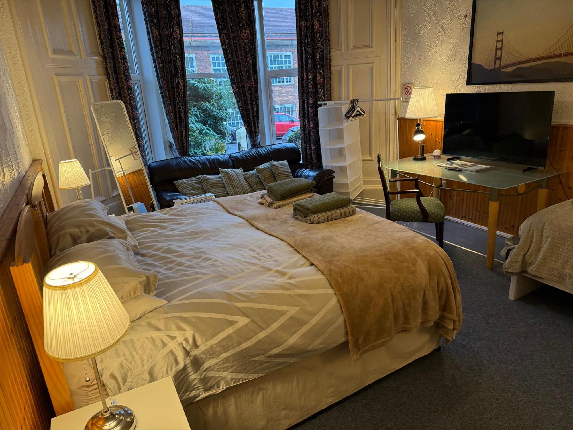 Klassieke Driepersoonskamer met Gedeelde Badkamer
